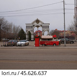 Новогодний автомобиль кофейный. Триумфальная арка. Астрахань (2024 год). Редакционное фото, фотограф Дмитрий Николаев / Фотобанк Лори