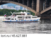 Теплоход "Куприян" плывет по реке Енисей. Город Красноярск (2024 год). Стоковое фото, фотограф Александр Тараканов / Фотобанк Лори