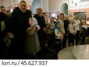 07.01.2023. Раменское, Троицкий собор. Маленькая девочка с бабушкой во время Рождественской службы. Редакционное фото, фотограф Дмитрий Киселёв / Фотобанк Лори