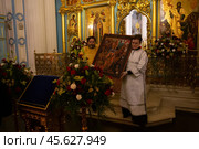 16.04.2023, Истра. Священнослужители выносят икону во время Пасхальной службы в Cтавропигиальном Воскресенском Новоиерусалимском мужском монастыре Русской православной церкви. Редакционное фото, фотограф Дмитрий Киселёв / Фотобанк Лори