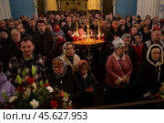 16.04.2023, Истра. Прихожане храма во время Пасхальной службы в Cтавропигиальном Воскресенском Новоиерусалимском мужском монастыре Русской православной церкви. Редакционное фото, фотограф Дмитрий Киселёв / Фотобанк Лори