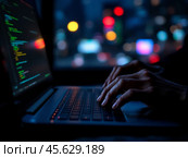 Ночная работа программиста. Руки печатают по клавиатуре. Кодинг ночью. Хакер взламывает сайт. Клавиатура с подсветкой. Удаленка ночью. Стоковое AI-изображение, AI-художник Сергей Расторгуев / Фотобанк Лори