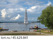 Город Калязин, Тверская область, Россия. Затопленная колокольня Никольского собора (2024 год). Стоковое фото, фотограф Елена Коромыслова / Фотобанк Лори