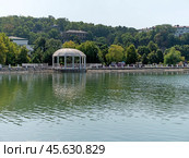 Abrau Durso, Russia 28 August 2024: Picturesque view of embankment of lake Abrau on sunny day in Abrau Durso. Стоковое фото, фотограф Фотограф / Фотобанк Лори