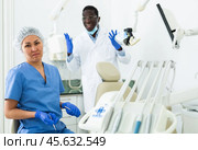 Wrathful man dentist firing sad woman assistant. Стоковое фото, фотограф Яков Филимонов / Фотобанк Лори