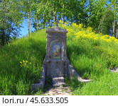 Киот с иконой Георгия Победоносца. Южная мортирная батарея, парк "Патриот", Кронштадт, Санкт-Петербург (2019 год). Редакционное фото, фотограф Алексей Иванов / Фотобанк Лори