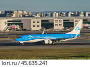 KLM Boeing 737-8K2 passenger plane taxi on runway in Humberto Delgado Airport in Lisbon (2023 год). Редакционное фото, фотограф Дмитрий Рухленко / Фотобанк Лори