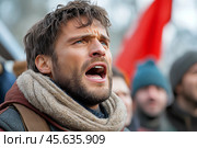Молодой мужчина поет на улице. Стоковое AI-изображение, AI-художник Щеголева Ольга / Фотобанк Лори