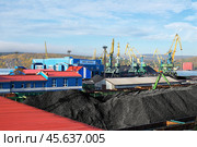 Склад угля под открытым небом, грузовые железнодорожные вагоны с углем, портальные краны. Стоковое фото, фотограф Павел Просянов / Фотобанк Лори