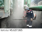 Рабочий в Мурманском морском торговом порту обдувает  порожние вагоны от угольной пыли, чтобы дальше эта пыль не распространялась по городу (2014 год). Редакционное фото, фотограф Павел Просянов / Фотобанк Лори