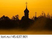 Церковь Смоленской Иконы Божией Матери туманным осенним утром на восходе солнца. Стоковое фото, фотограф glokaya_kuzdra / Фотобанк Лори