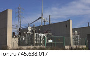 Spinning wind turbine and electrical equipment. Стоковое видео, видеограф Михаил Коханчиков / Фотобанк Лори