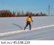 Лыжница идёт по лыжне в Дмитровском районе Подмосковья (2011 год). Стоковое фото, фотограф Вадим Кантор / Фотобанк Лори