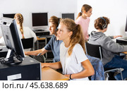 Portrait of a fifteen-year-old schoolgirl studying at a computer. Стоковое фото, фотограф Яков Филимонов / Фотобанк Лори