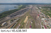 Сортировочная станция в Екатеринбурге - съемка с дрона в 2022 году. Стоковое видео, видеограф Владислав Самошкин / Фотобанк Лори
