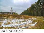 Первый снег на дороге. Стоковое фото, фотограф Александр Тараканов / Фотобанк Лори