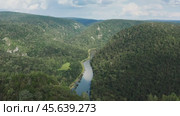 Южный Урал, река Зилим в горном ущелье. Вид с воздуха. The Southern Urals, the Zilim River In the mountain gorge. Aerial view. Стоковое видео, видеограф Евгений Романов / Фотобанк Лори