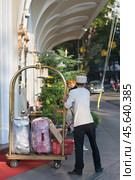 Hotel porter at work (2015 год). Редакционное фото, фотограф Александр Подшивалов / Фотобанк Лори