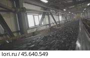 Конвейерная лента с углем на производстве. Стоковое видео, видеограф Рустам Солтукием / Фотобанк Лори