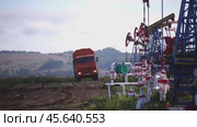 Нефтяная скважина с грузовиком. Редакционное видео, видеограф Рустам Солтукием / Фотобанк Лори