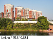 Город Иркутск. Жилой комплекс "Новый город-8" на берегу реки Ангары. Улица Верхняя Набережная (2024 год). Стоковое фото, фотограф Александр Тараканов / Фотобанк Лори