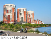 Город Иркутск. Жилой комплекс "Новый город-8" на берегу реки Ангары. Улица Верхняя Набережная (2024 год). Стоковое фото, фотограф Александр Тараканов / Фотобанк Лори