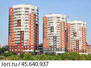Город Иркутск. Жилой комплекс "Новый город-8" на берегу реки Ангары. Улица Верхняя Набережная (2024 год). Стоковое фото, фотограф Александр Тараканов / Фотобанк Лори