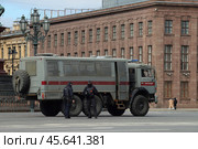 Спецтранспорт и сотрудники  Росгвардии на Исаакиевской площади (2024 год). Редакционное фото, фотограф Сергей Шелагин / Фотобанк Лори