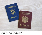 Русский и украинский паспорт на столе. Стоковое фото, фотограф Татьяна Т / Фотобанк Лори