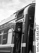 Проводник на поезде Рускеальского ретро поезда. Редакционное фото, фотограф Анастасия Жукова / Фотобанк Лори