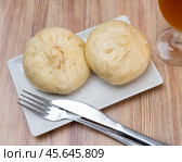 There is portion of pan chino buns with minced meat on plate - traditional Asian baozi. Стоковое фото, фотограф Яков Филимонов / Фотобанк Лори