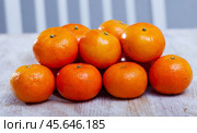 Many tasty clementines on wooden surface. Стоковое фото, фотограф Яков Филимонов / Фотобанк Лори