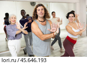 Group of people practicing energetic lindy hop movements. Стоковое фото, фотограф Яков Филимонов / Фотобанк Лори