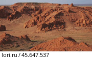 Bayanzag flaming cliffs at sunset in Mongolia. Стоковое видео, видеограф Михаил Коханчиков / Фотобанк Лори