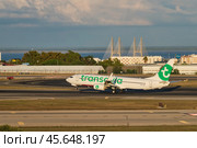 Transavia Boeing 737-8K2 passenger plane taxi on runway in Humberto Delgado Airport in Lisbon (2023 год). Редакционное фото, фотограф Дмитрий Рухленко / Фотобанк Лори