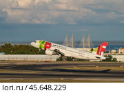 TAP Air Portugal Airbus A320-214 passenger plane take off in Humberto Delgado Airport in Lisbon (2023 год). Редакционное фото, фотограф Дмитрий Рухленко / Фотобанк Лори