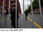 21.05.2023, Москва. Полицейские перегораживают проход на Красную Площадь. Редакционное фото, фотограф Дмитрий Киселёв / Фотобанк Лори