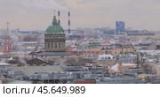 View of St. Petersburg from the colonnade of the Cathedral of St. Isaac. (2023 год). Стоковое видео, видеограф Андрей Армягов / Фотобанк Лори