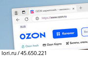 Окно браузера с интернет-страницей сайта OZON. Редакционное фото, фотограф Илья Старков / Фотобанк Лори