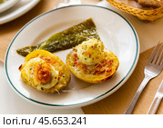 Twice baked potatoes stuffed with meat, jam, cheese and egg. Стоковое фото, фотограф Яков Филимонов / Фотобанк Лори