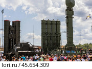 Комплексы ПВО-ПРО С-300/С-400 на выставке вооружения армии России. Зрители смотрят на пусковую установку и радар противовоздушной и противоракетной обороны военно-промышленного комплекса РФ. (2019 год). Редакционное фото, фотограф Евгений Зимин / Фотобанк Лори