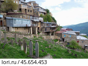 Старинное кладбище на фоне заброшенных домов, Кубачи. Республика Дагестан (2024 год). Стоковое фото, фотограф Анна Карасева / Фотобанк Лори