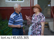 Мужчина и женщина обсуждают что-то (2018 год). Редакционное фото, фотограф Дмитрий Киселёв / Фотобанк Лори