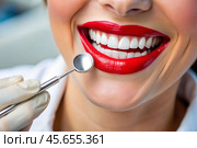 A beautiful smile with white teeth. Close-up of a smiling woman with natural plump full lips and a healthy perfect smile. Concepts of teeth whitening, dental health and dental care. Стоковое AI-изображение, AI-художник Photojuli / Фотобанк Лори