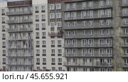 ANGARSK, IRKUTSK REGION, RUSSIA- October 08, 2024: Video of  builders work on a high-rise residential building: tiling the facade, glazing balconies and windows. Housing construction concept. Редакционное видео, видеограф Виктория Катьянова / Фотобанк Лори