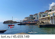 Пляж в курортном поселке Утес, Крым (2023 год). Редакционное фото, фотограф Мария Кылосова / Фотобанк Лори