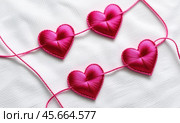 Vibrant pink heart embroidery on white fabric background. Стоковое AI-изображение, AI-художник PlatypusMi86 / Фотобанк Лори