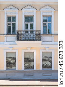 Город Витебск, Беларусь. Улица Калинина, д.1. Фрагмент фасада здания,  в котором размешалась начальная еврейская религиозная школа (хедер), которую посещал Марк Шагал (2024 год). Редакционное фото, фотограф Наталья Николаева / Фотобанк Лори