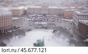 View of St. Petersburg from the colonnade of the Cathedral of St. Isaac. Tilt shift lens shooting with super shallow depth of field. (2023 год). Стоковое видео, видеограф Андрей Армягов / Фотобанк Лори