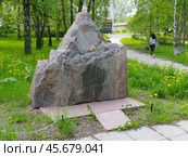 Памятный камень в честь 100-летия пограничной охраны. Сквер Героев-пограничников, город Сортавала, Карелия (2019 год). Редакционное фото, фотограф Алексей Иванов / Фотобанк Лори